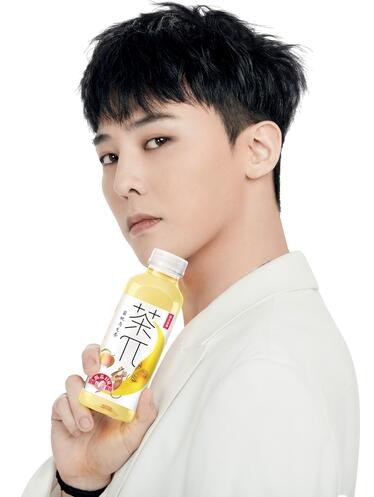 G-DRAGON代言中国饮料品牌“茶π”。 韩联社/YG娱乐供图（图片严禁转载复制）